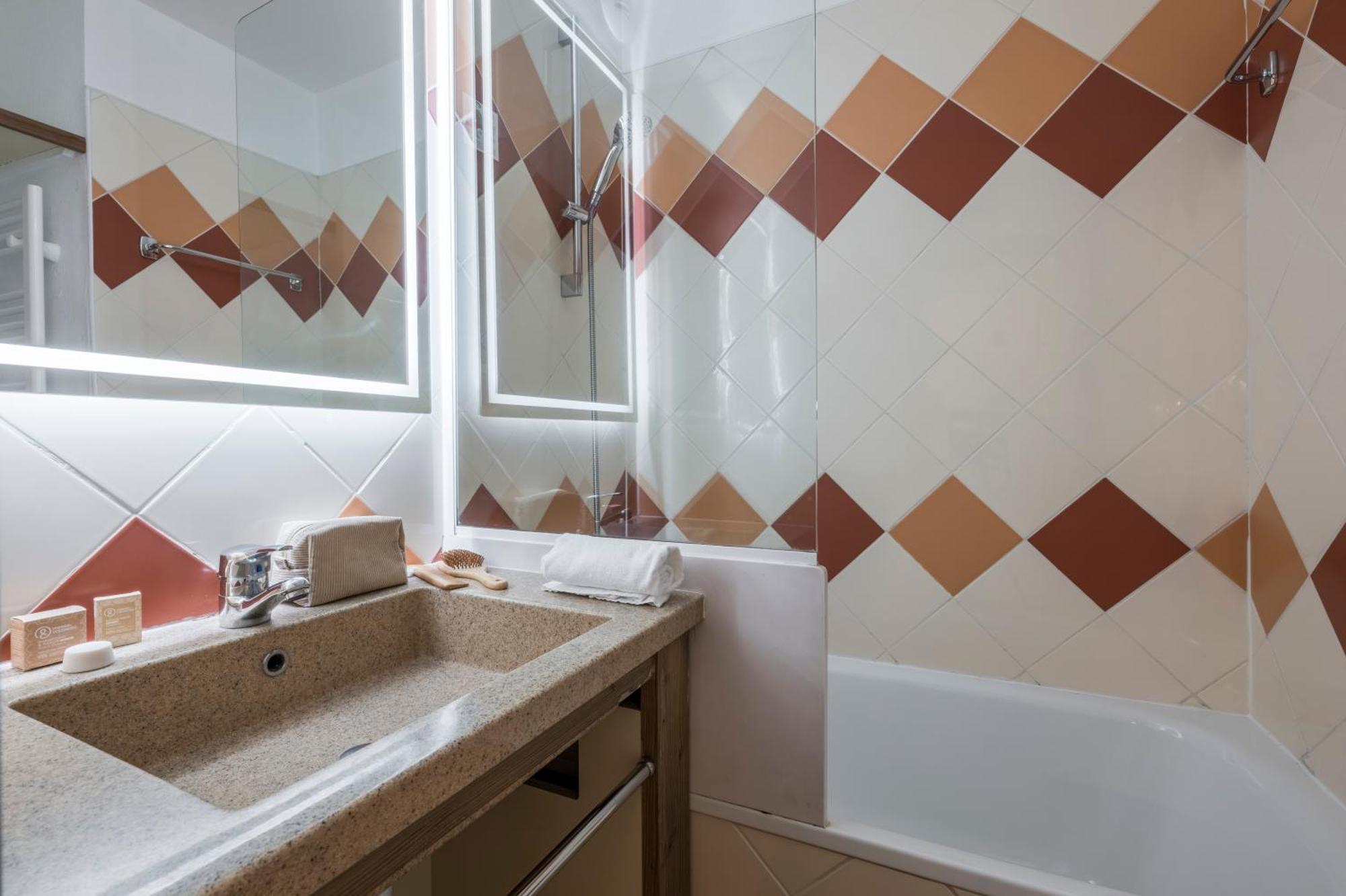 Superior One-Bedroom Apartment Sleeping Alcove River