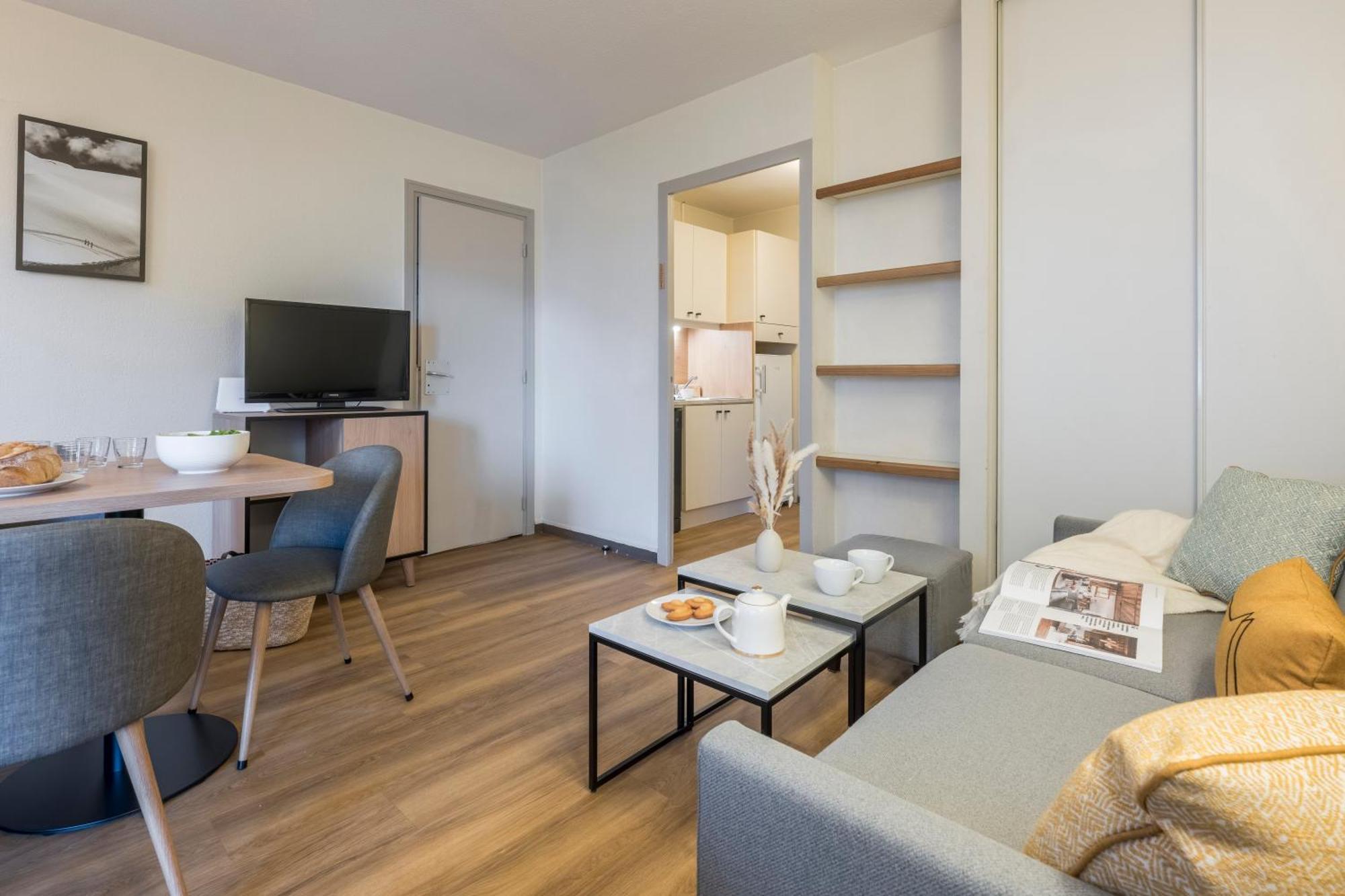 Superior One-Bedroom Apartment Sleeping Alcove River